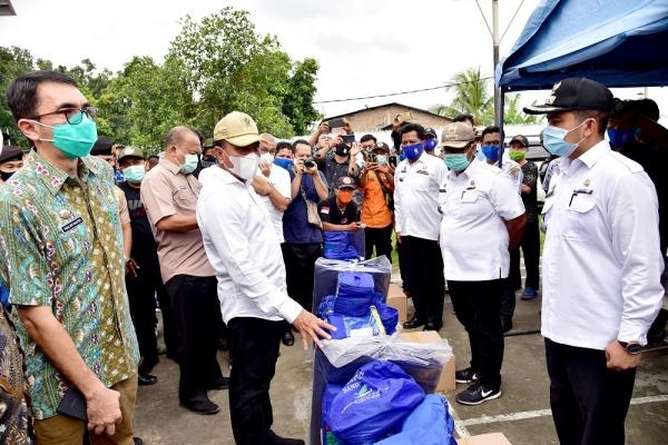 Gubernur Sumut Berikan 115 Paket Sembako untuk Korban Angin Puting Beliung